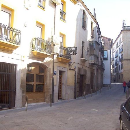 Hostal Muralla Plasencia Bagian luar foto