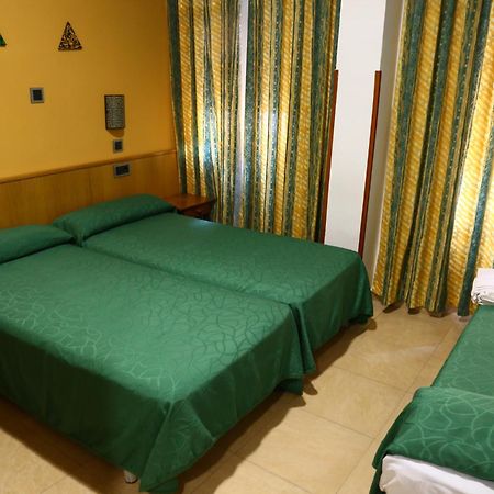 Hostal Muralla Plasencia Bagian luar foto