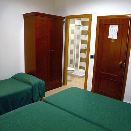 Hostal Muralla Plasencia Bagian luar foto