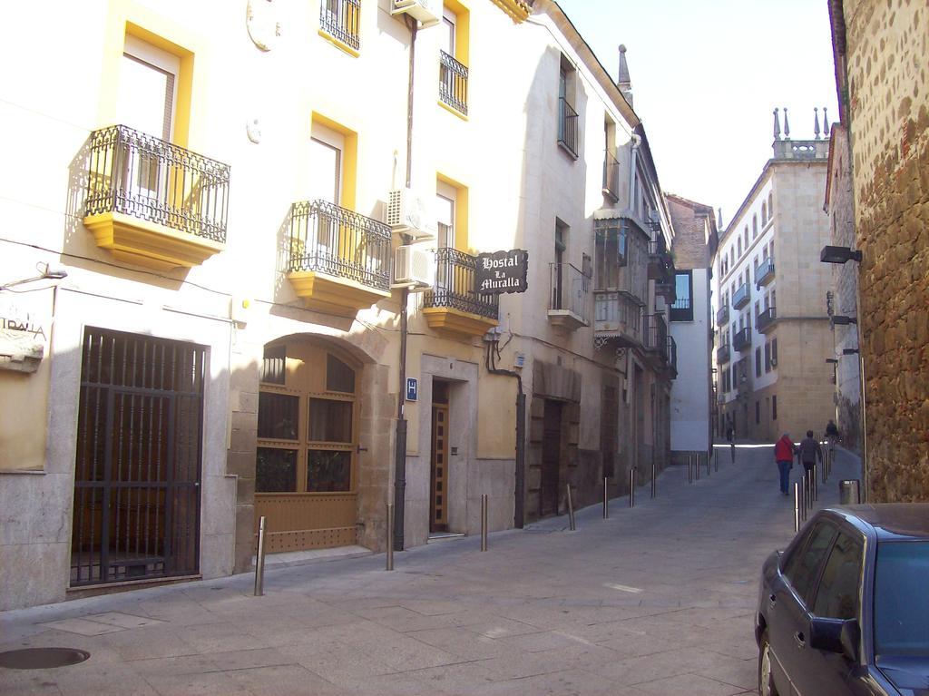 Hostal Muralla Plasencia Bagian luar foto
