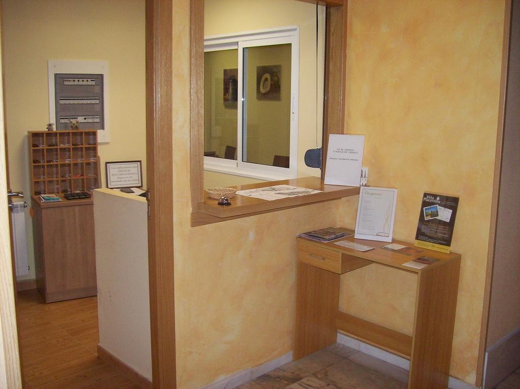 Hostal Muralla Plasencia Bagian luar foto