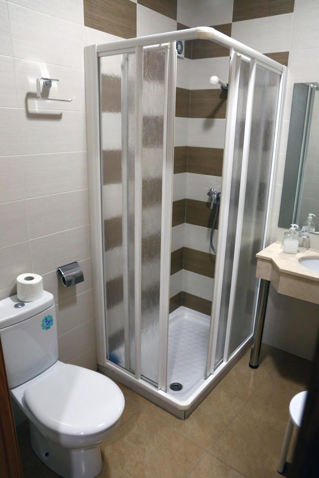 Hostal Muralla Plasencia Bagian luar foto