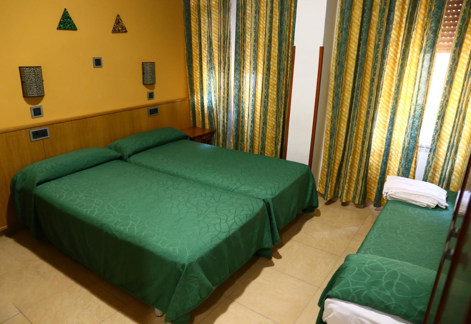 Hostal Muralla Plasencia Bagian luar foto