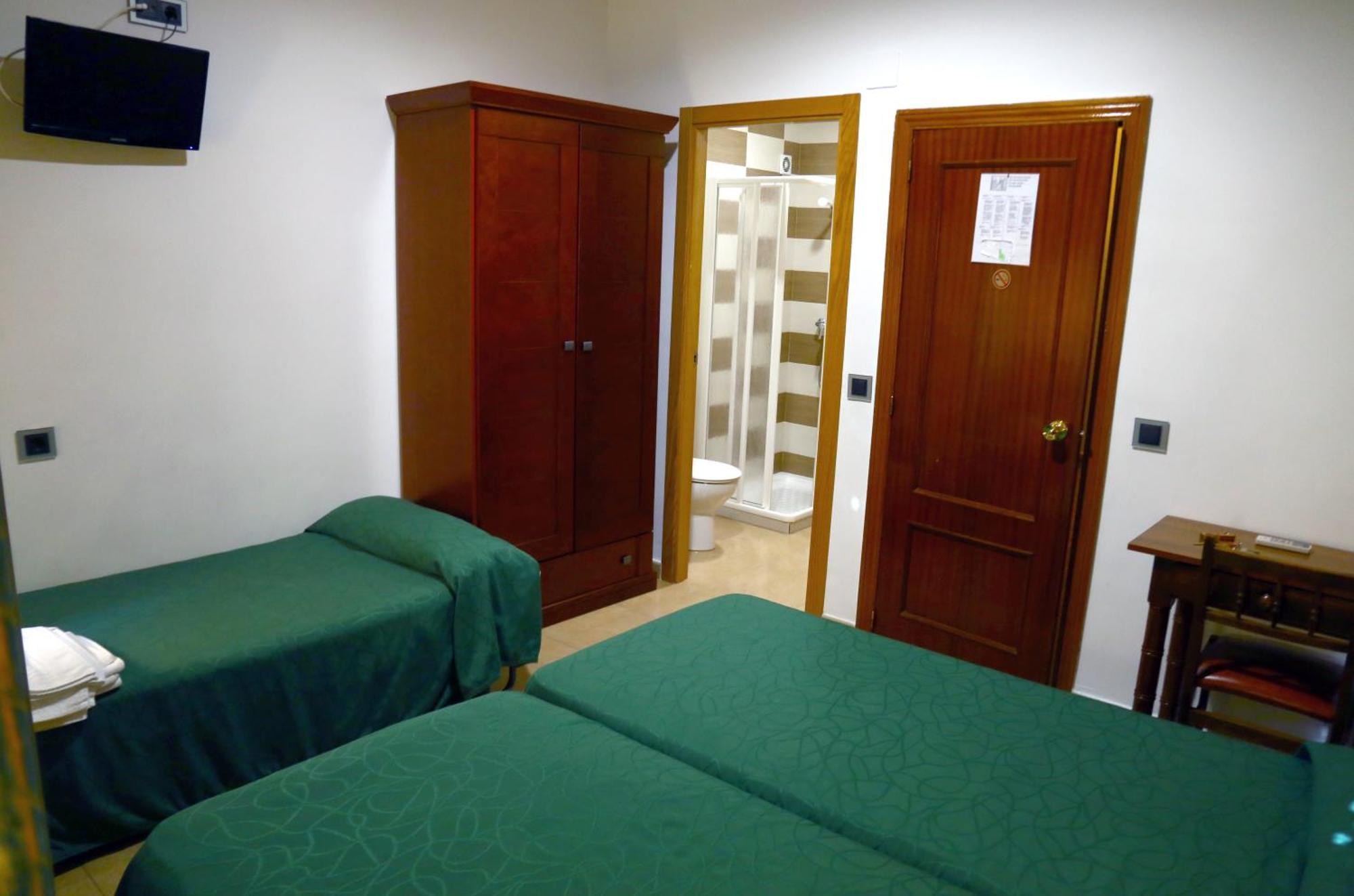 Hostal Muralla Plasencia Bagian luar foto