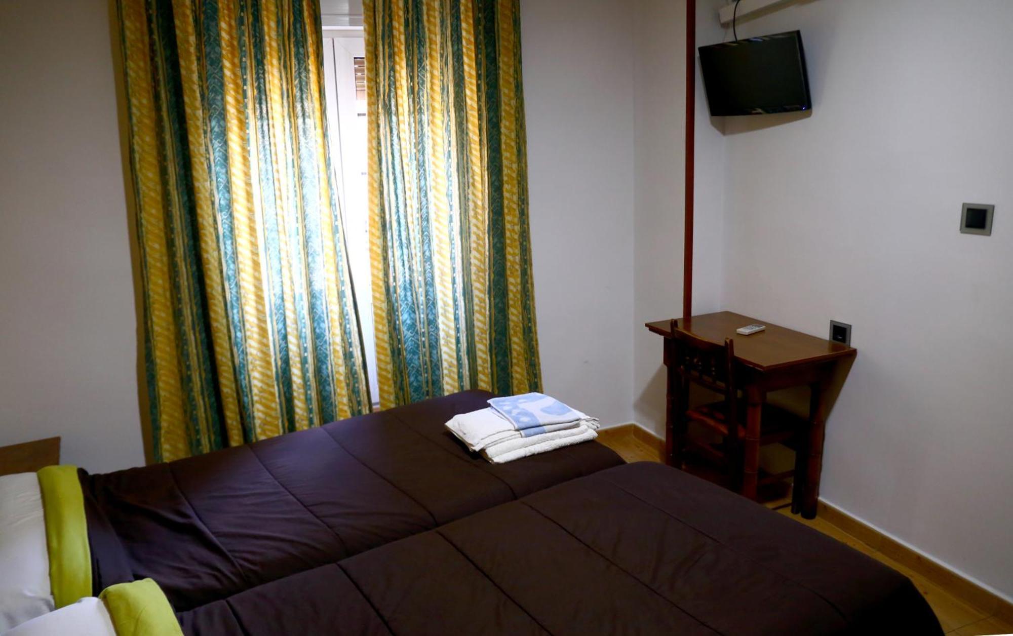 Hostal Muralla Plasencia Bagian luar foto