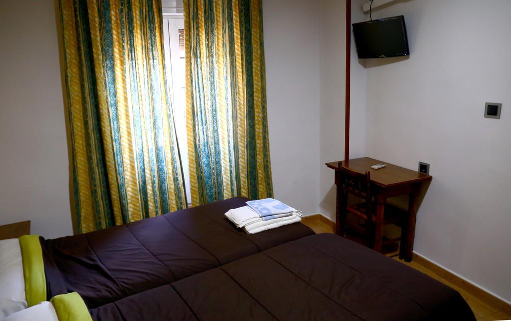 Hostal Muralla Plasencia Bagian luar foto