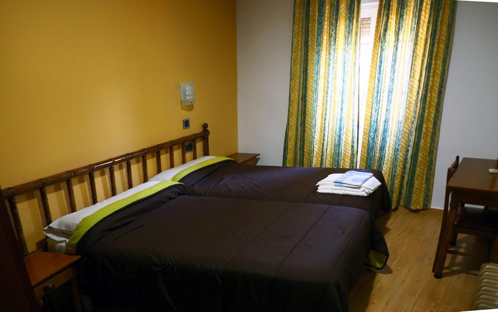 Hostal Muralla Plasencia Bagian luar foto