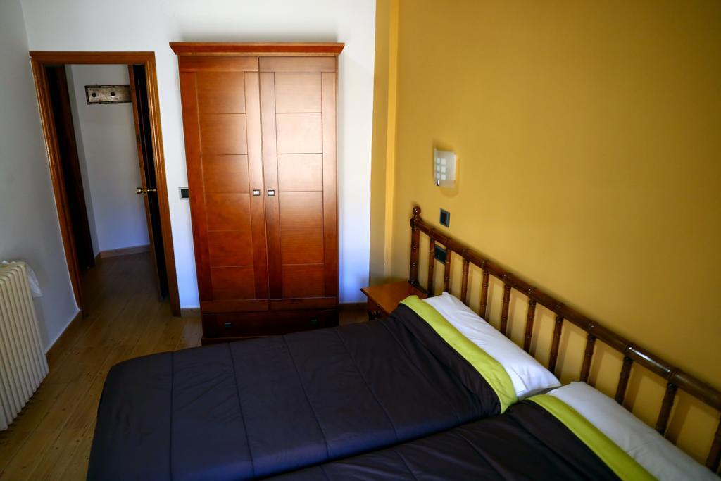 Hostal Muralla Plasencia Bagian luar foto