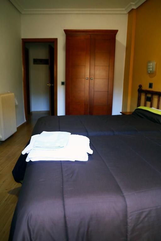 Hostal Muralla Plasencia Bagian luar foto