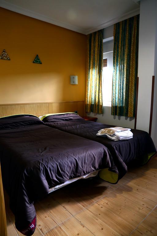 Hostal Muralla Plasencia Bagian luar foto