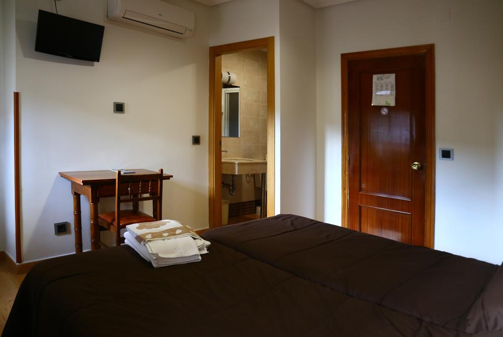 Hostal Muralla Plasencia Bagian luar foto
