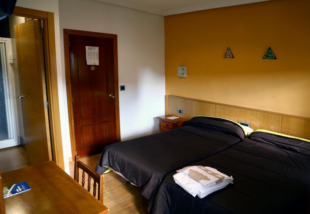 Hostal Muralla Plasencia Bagian luar foto