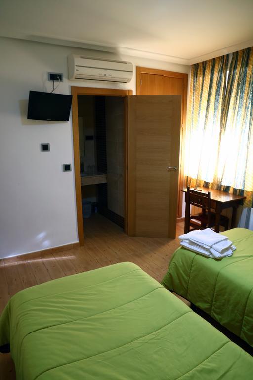 Hostal Muralla Plasencia Bagian luar foto
