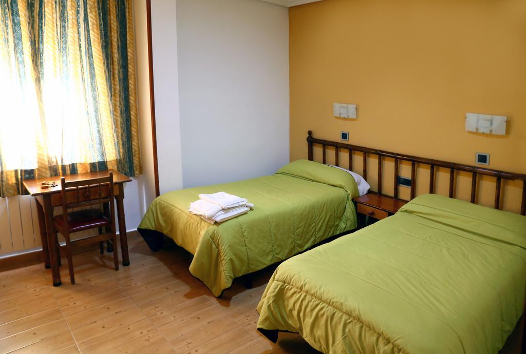 Hostal Muralla Plasencia Bagian luar foto
