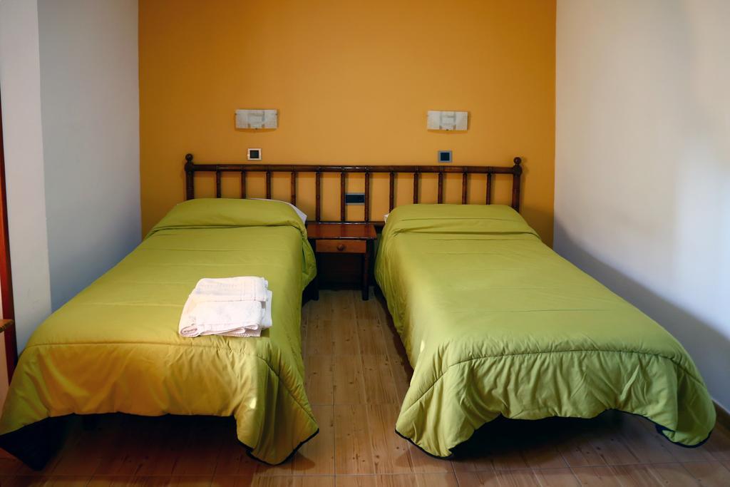 Hostal Muralla Plasencia Bagian luar foto