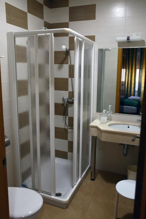 Hostal Muralla Plasencia Bagian luar foto