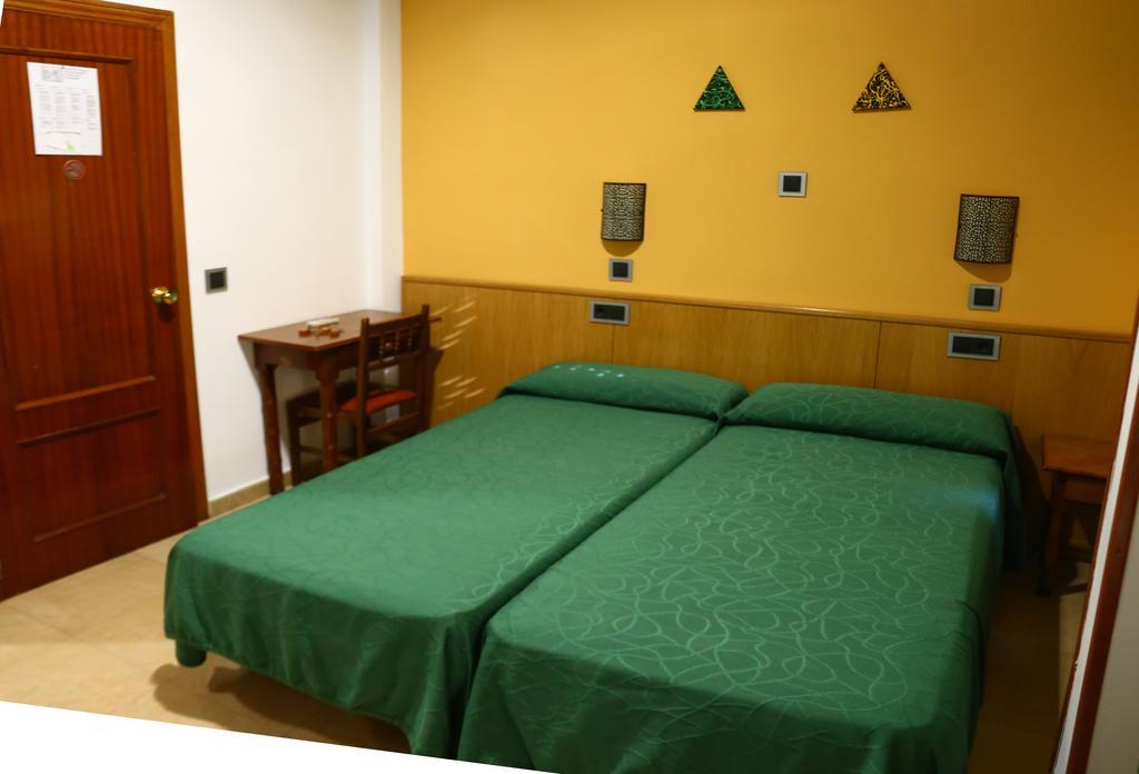 Hostal Muralla Plasencia Bagian luar foto