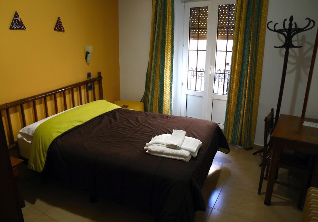 Hostal Muralla Plasencia Bagian luar foto