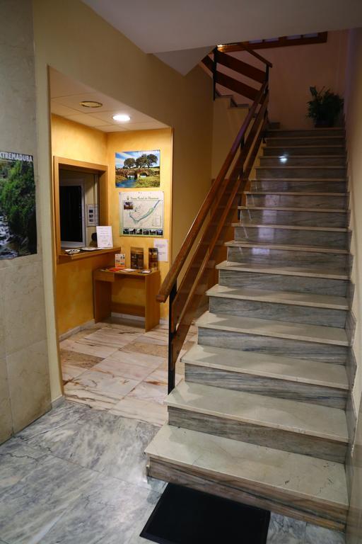 Hostal Muralla Plasencia Bagian luar foto