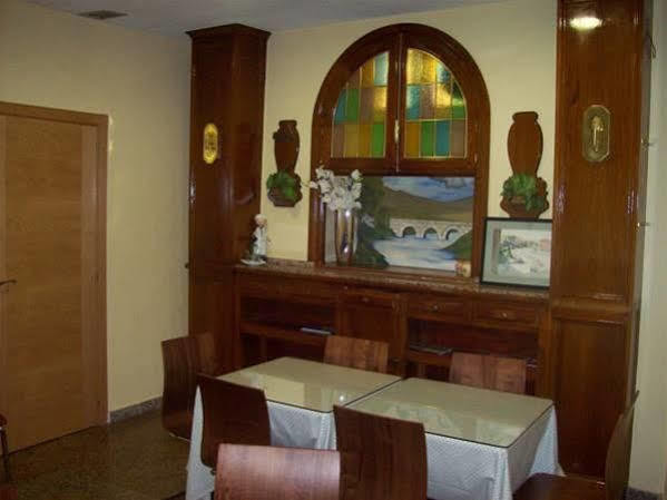 Hostal Muralla Plasencia Bagian luar foto