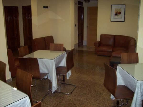 Hostal Muralla Plasencia Bagian luar foto