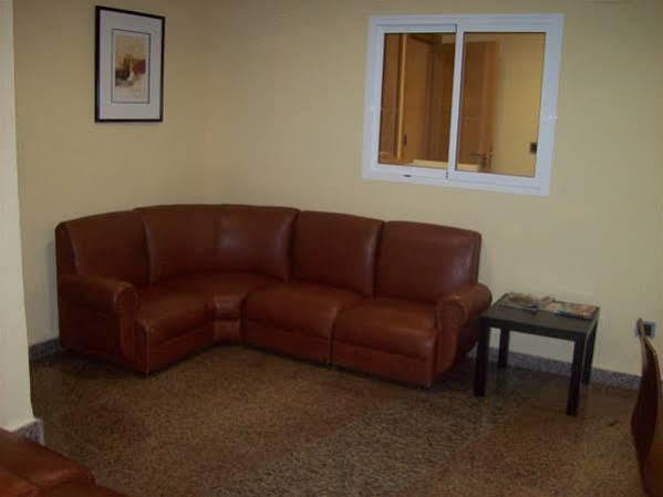 Hostal Muralla Plasencia Bagian luar foto