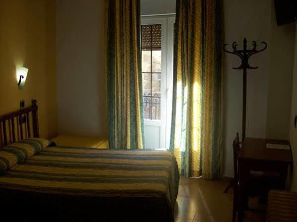 Hostal Muralla Plasencia Bagian luar foto