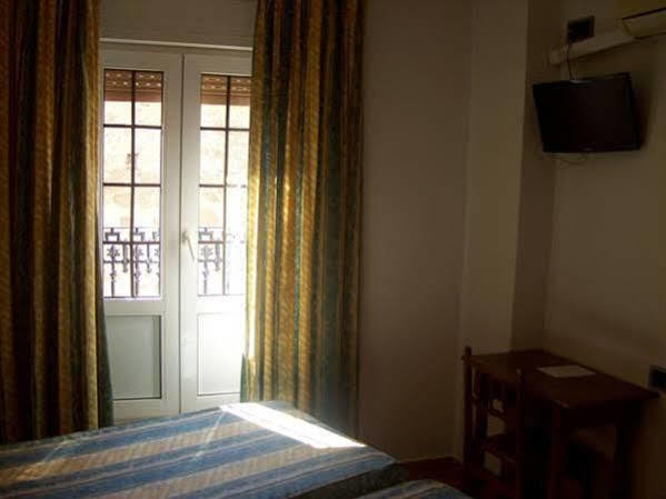 Hostal Muralla Plasencia Bagian luar foto