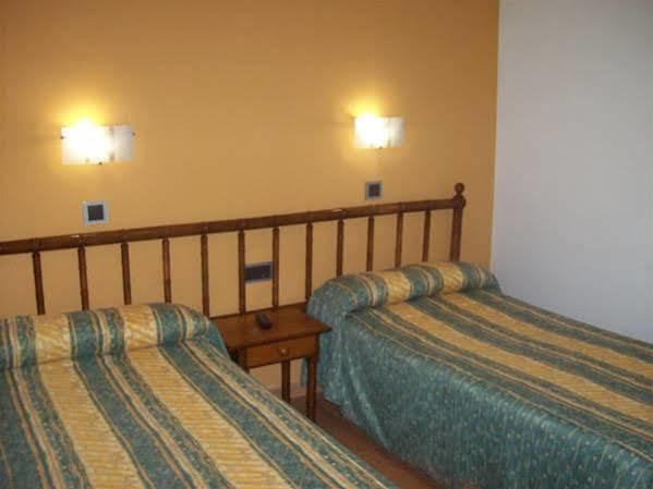Hostal Muralla Plasencia Bagian luar foto