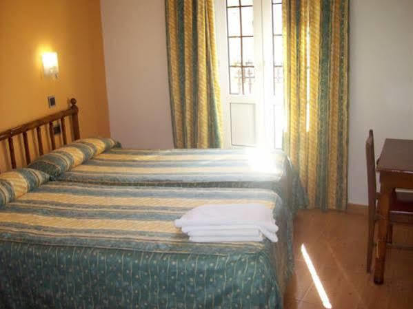 Hostal Muralla Plasencia Bagian luar foto