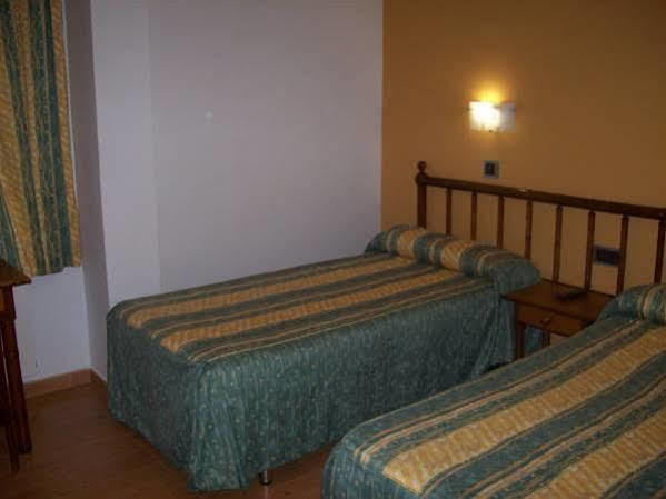 Hostal Muralla Plasencia Bagian luar foto