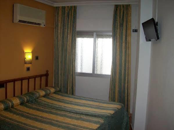 Hostal Muralla Plasencia Bagian luar foto