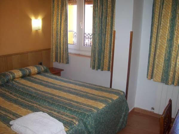 Hostal Muralla Plasencia Bagian luar foto