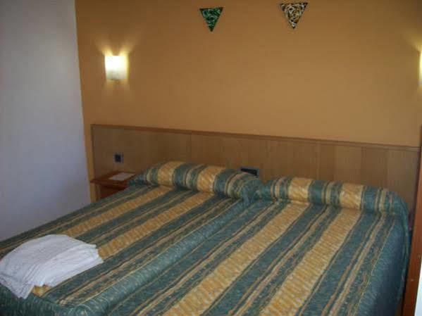 Hostal Muralla Plasencia Bagian luar foto